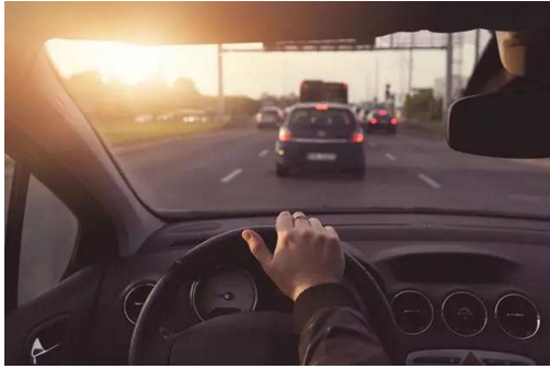 開車的這些陋習(xí)，據(jù)說(shuō)會(huì)開車的人都犯過(guò)！別說(shuō)你沒(méi)有！