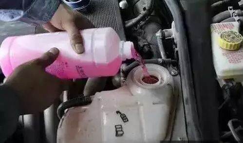汽車(chē)保養(yǎng) |為什么防凍液有“辣么多”顏色？能混合使用嗎？怎么看該不該換？
